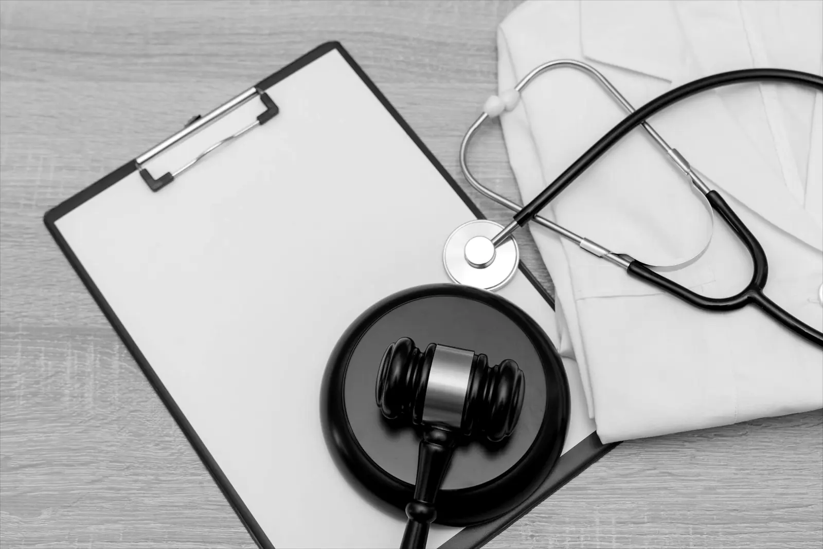 Anwalt im Gespräch mit medizinischem Personal