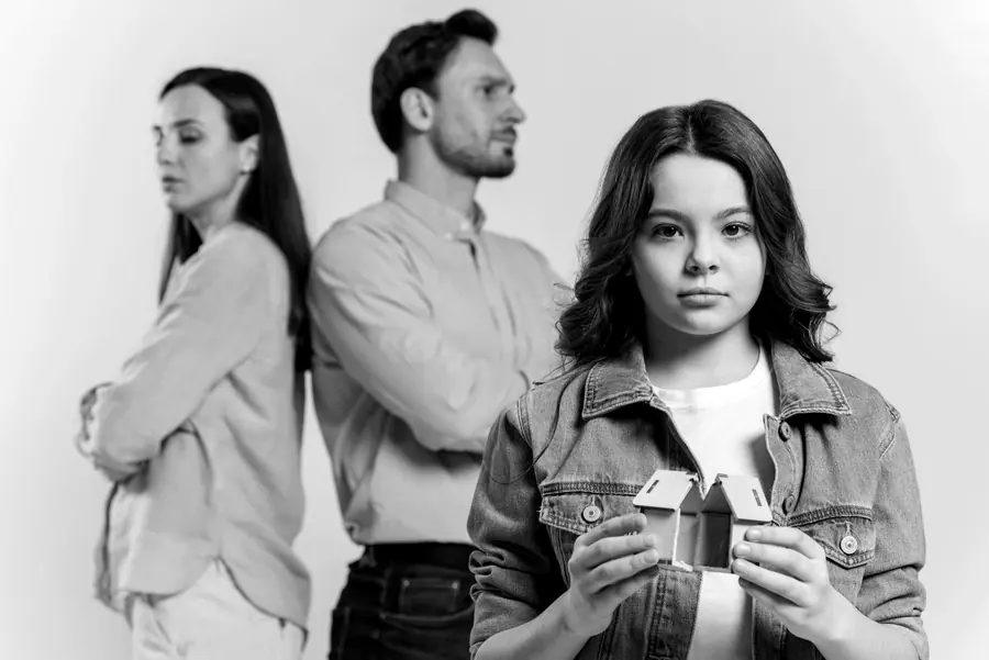 Kind mit zwei Haushälften steht vor getrennten Eltern